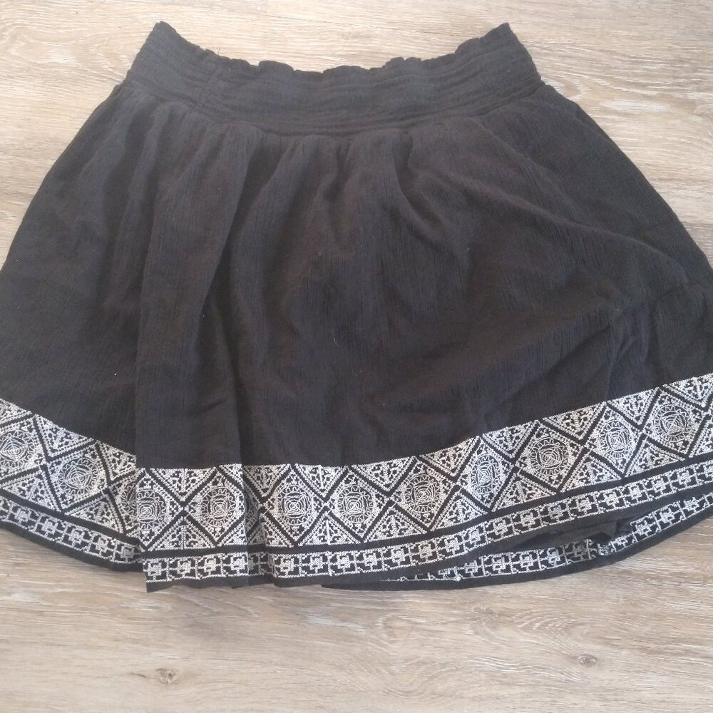 Old Navy Embroidered Skirt Medium Black/White